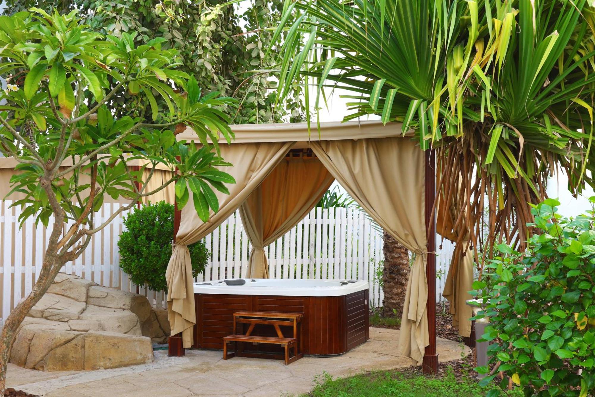 Suite Outdoor Whirlpool